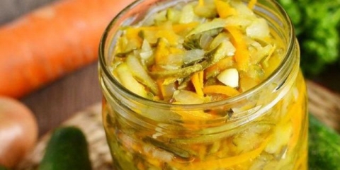 Preljev za kiseli krastavčić za zimu: najbolji recepti u teglama